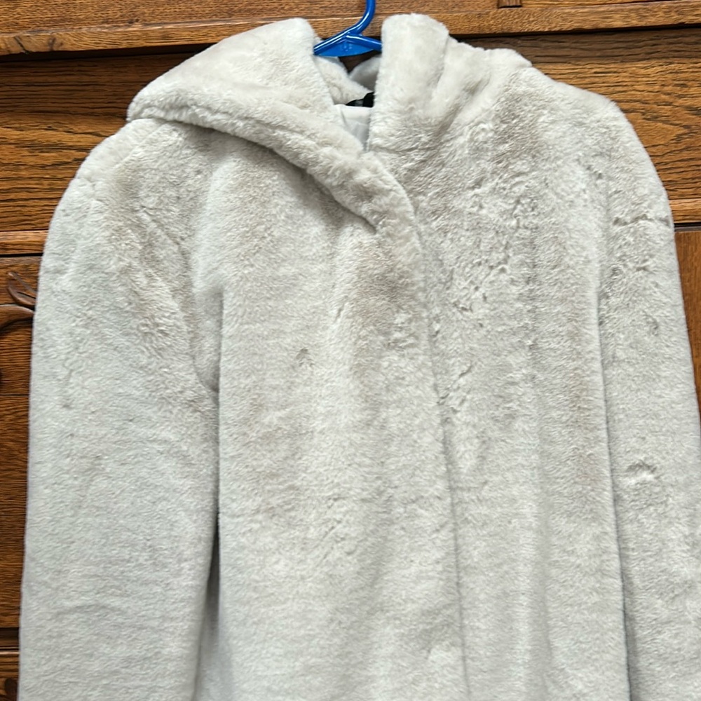 Vera Wang XXL soft faux fur jacket
New without tags